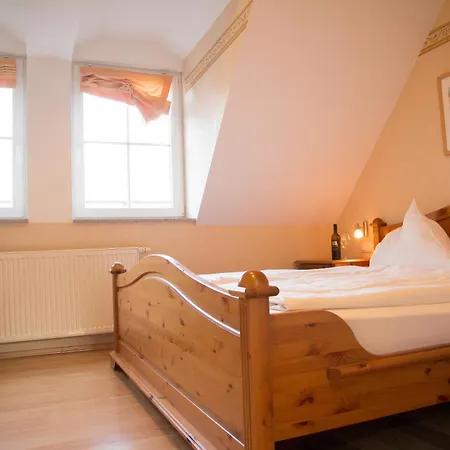 Weingut Weinstube Weinhotel Wolf 住宿加早餐酒店