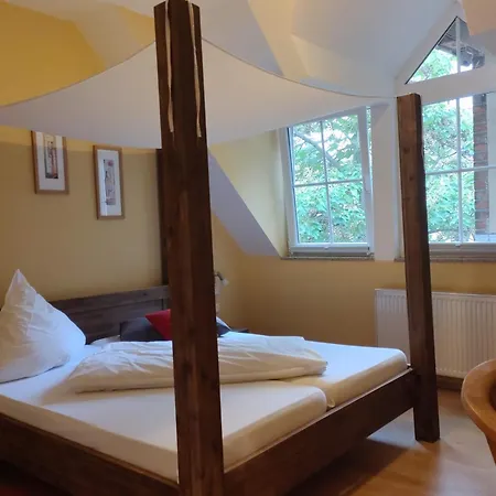 Weingut Weinstube Weinhotel Wolf 住宿加早餐酒店 Harxheim