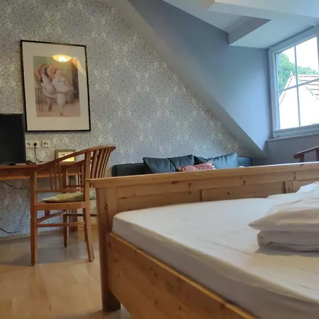 Weingut Weinstube Weinhotel Wolf 住宿加早餐酒店 Harxheim