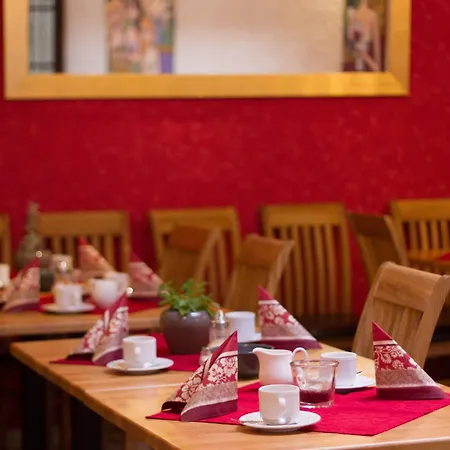 Weingut Weinstube Weinhotel Wolf 住宿加早餐酒店 Harxheim